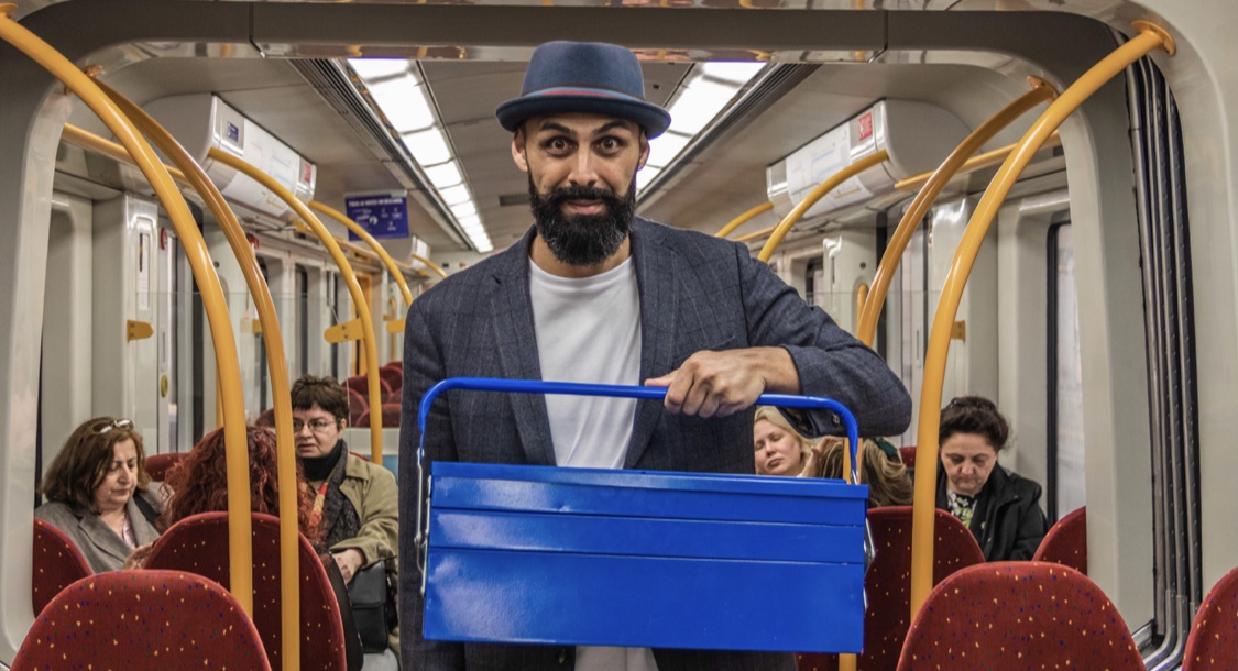 Caio no Mundo - vendendo brigadeiros no trem